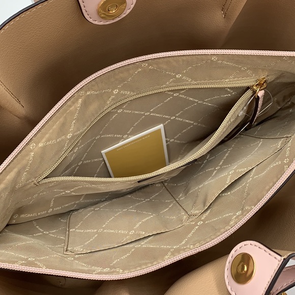 MICHAEL KORS
Emilia Large Pebbled Leather Tote Bag Powder Blush color - Picture 11 of 14